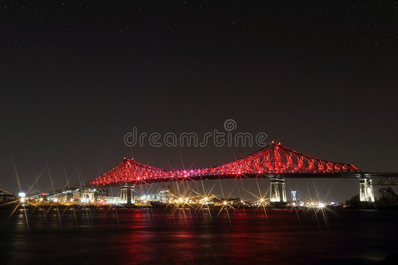 Puente encendiendo en, reflexión en el agua.